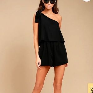 Lulu’s Black One-Shoulder Romper